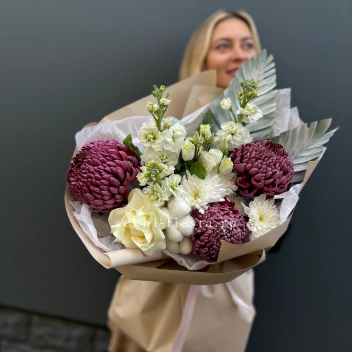 Хризантемы с маттиолой розами эустомой Чика в Хосте и Кудепсте