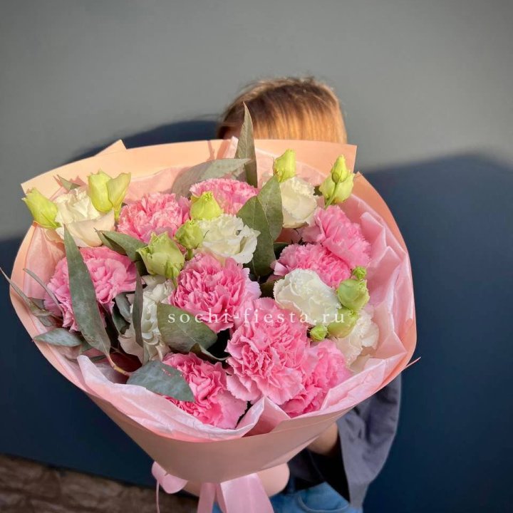 Букет гвоздик и  эустом "Siri" в Хосте и Кудепсте