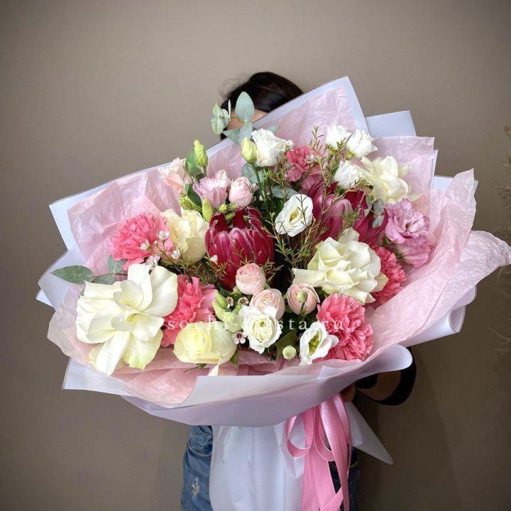 Букет с протеей, розами Элеонора в Хосте и Кудепсте