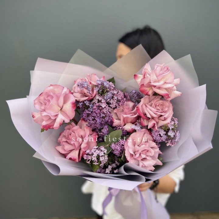 Букет из розовых роз и сирени в Хосте и Кудепсте