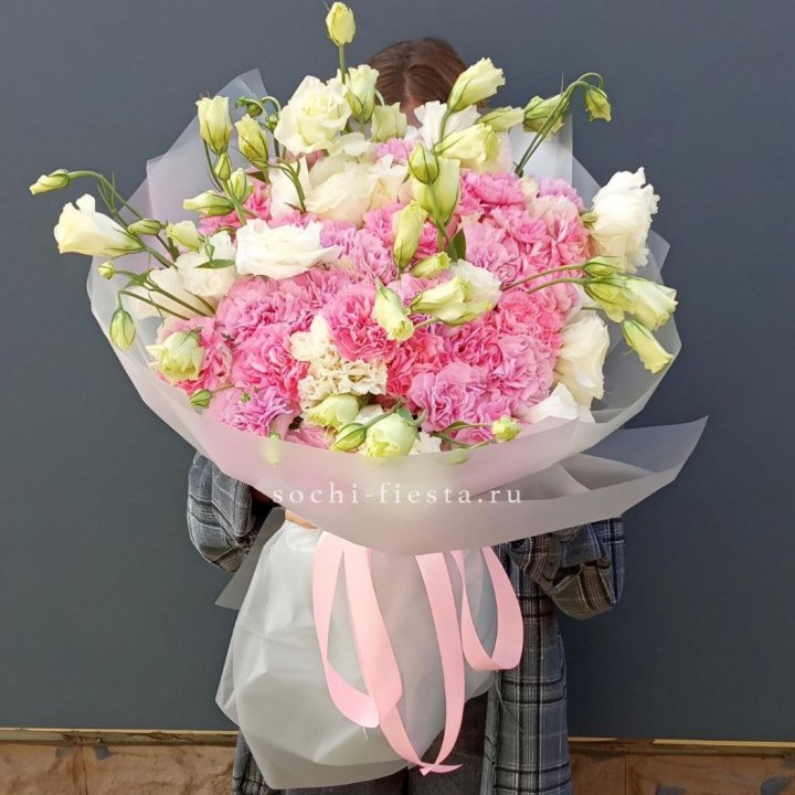 Букет из эустом и диантусов  в Хосте и Кудепсте