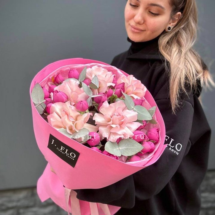 Букет французских и пионовидных роз "Fiamma Luminosa" в Хосте и Кудепсте