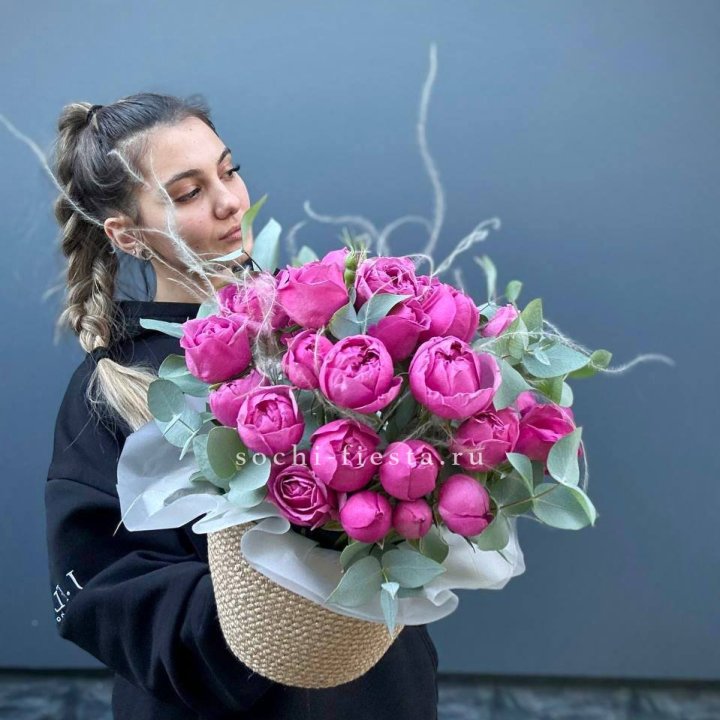 Пионовидные розы  в джутовом кашпо  в Хосте и Кудепсте