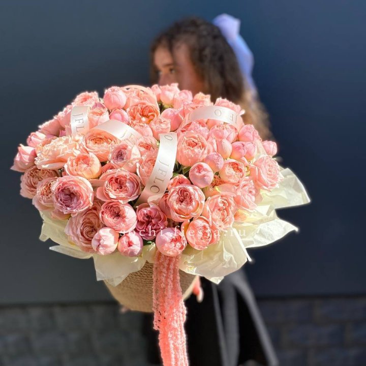 Кустовые розы Джульетта в джутовом кашпо в Хосте и Кудепсте