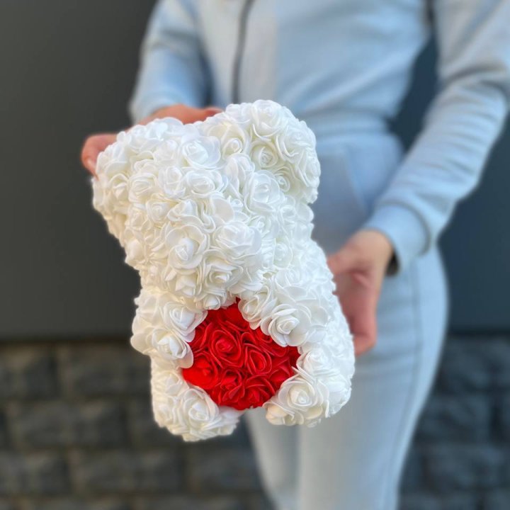 Медведь с красным седцем в Хосте и Кудепсте