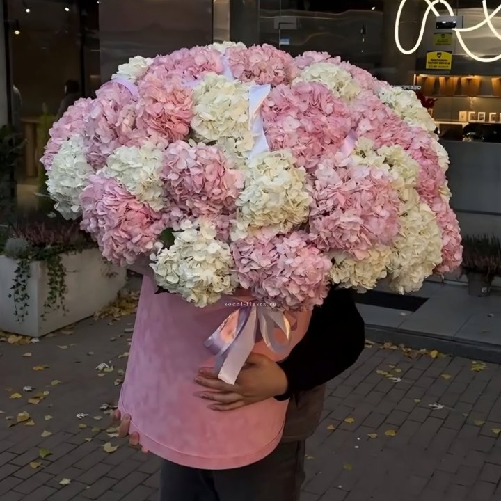 Дизайнерский цилиндр с гортензиями LUX в Хосте и Кудепсте