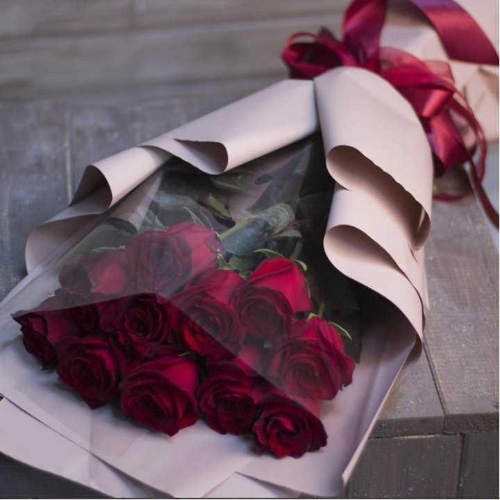 11 голландских роз в оформлении в Хосте и Кудепсте