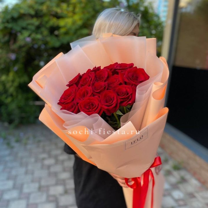 15 голландских роз в оформлении в Хосте и Кудепсте