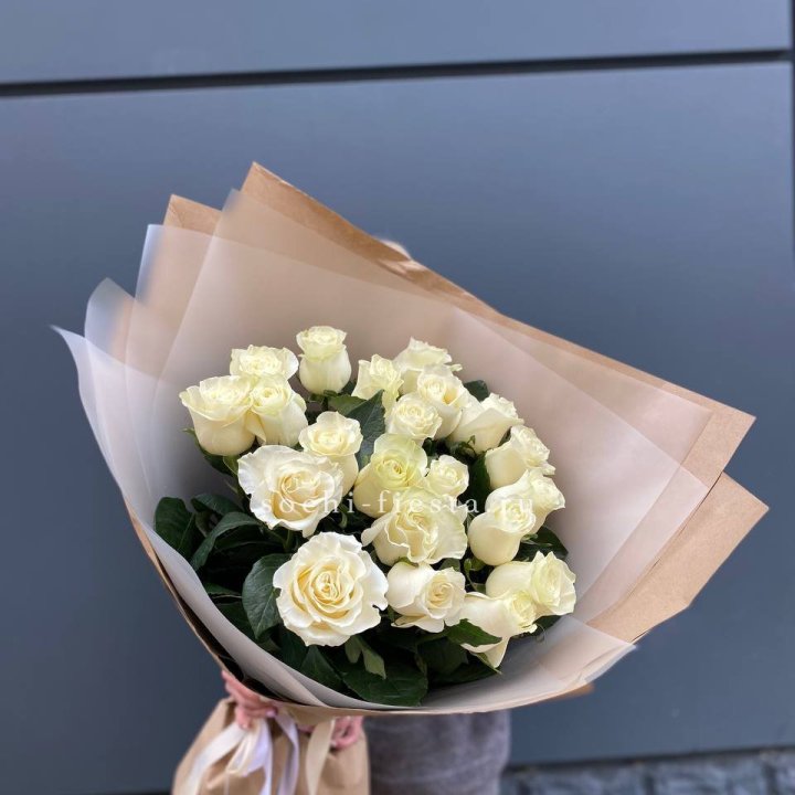  Букет  высоких белых роз   с доставкой в Хосте и Кудепсте