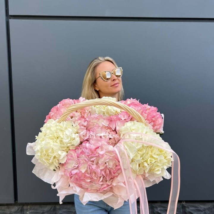 7 гортензий в корзине с доставкой в Хосте и Кудепсте