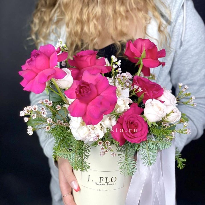 Новогодняя композиция в коробке Pink Roses NY в Хосте и Кудепсте