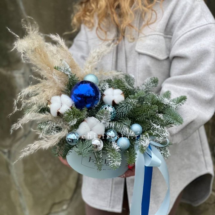 Новогодняя композиция в коробке Blue Snow в Хосте и Кудепсте