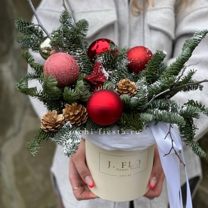 Новогодняя композиция в коробке Red Star в Хосте и Кудепсте