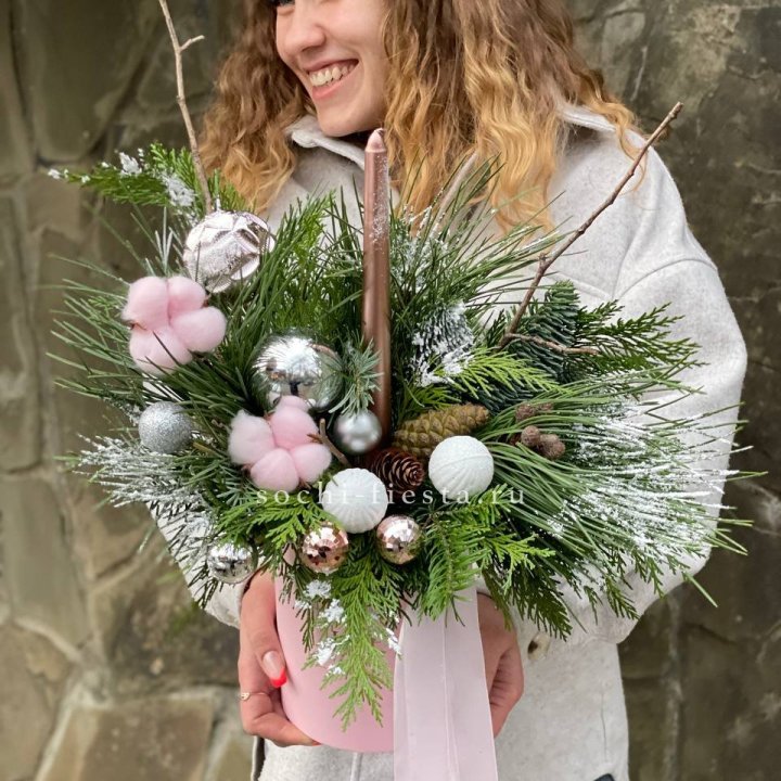 Новогодняя композиция в коробке Pink mood в Хосте и Кудепсте