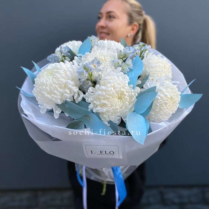 Букет хризантем Бигуди и дельфиниума  в Хосте и Кудепсте