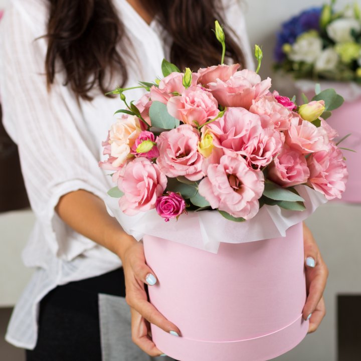 Эустома в шляпной коробке в Хосте и Кудепсте