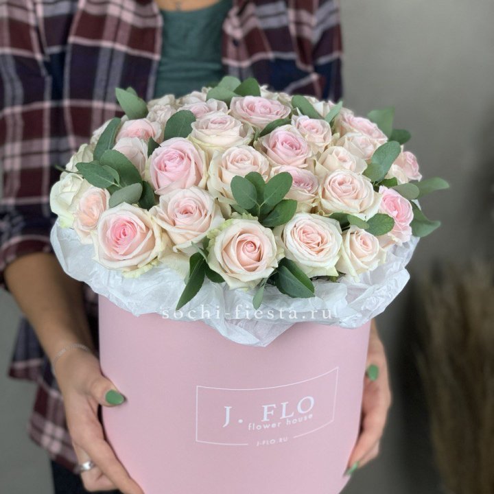 35 розовых роз в цилиндре в Хосте и Кудепсте