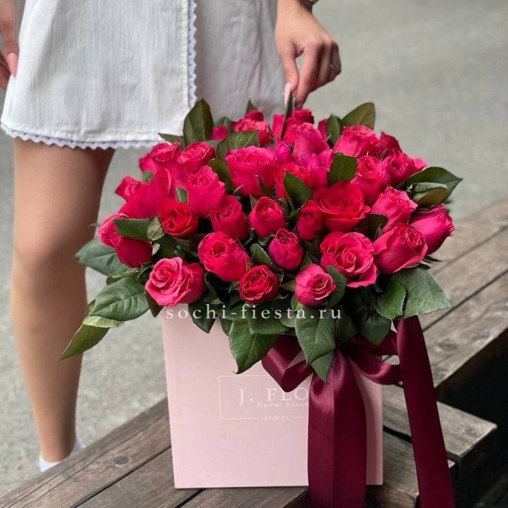 55 алых роз в кубе в Хосте и Кудепсте