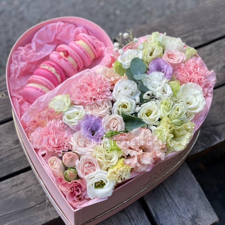 Бокс-сердце с макарон "Pink" в Хосте и Кудепсте