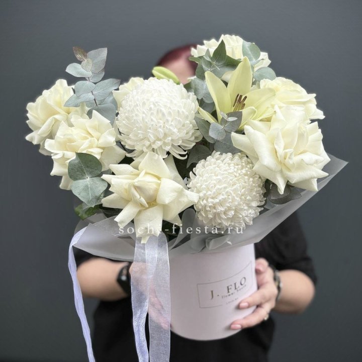 Цветы в шляпной коробке Ami в Хосте и Кудепсте