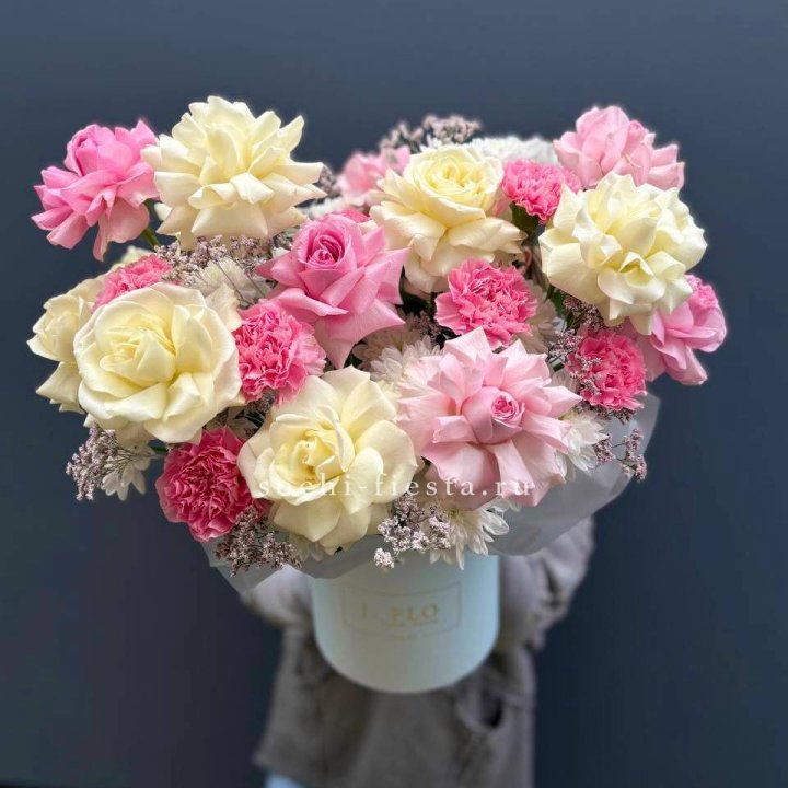 Коробка французских роз и диантусов "Boni" в Хосте и Кудепсте