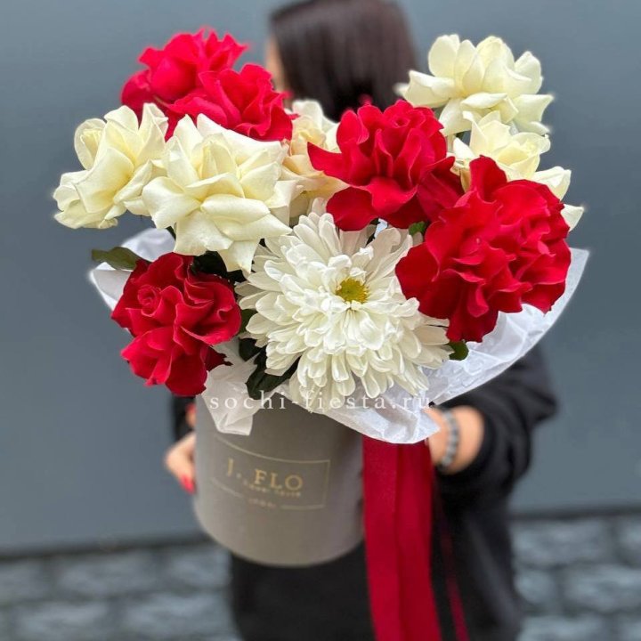 Французские розы с хризантемой в боксе в Хосте и Кудепсте