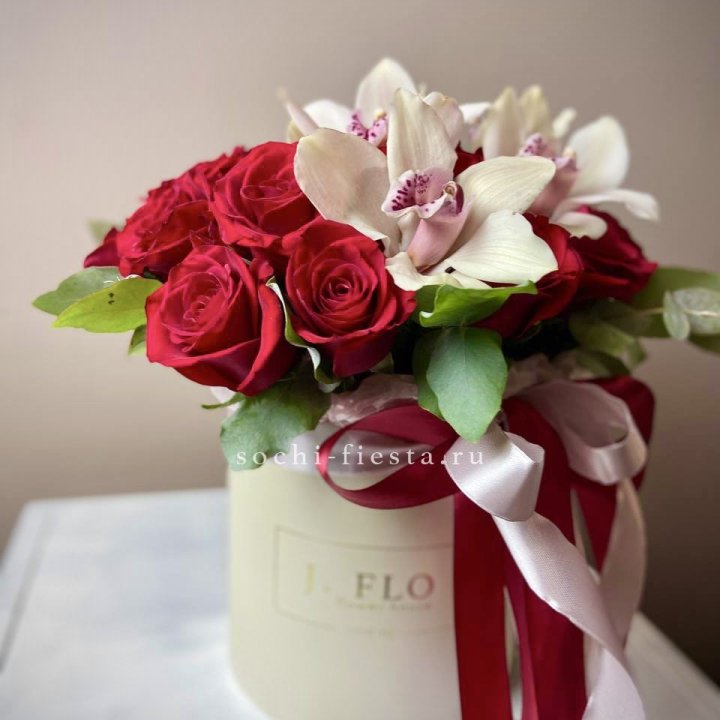 Розы и орхидеи в боксе в Хосте и Кудепсте