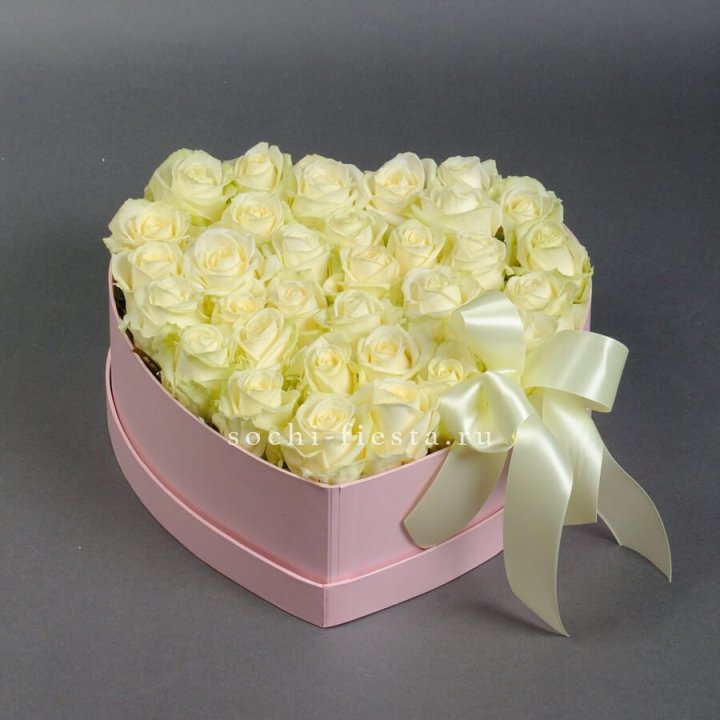 35 белых роз в коробке Сердце в Хосте и Кудепсте