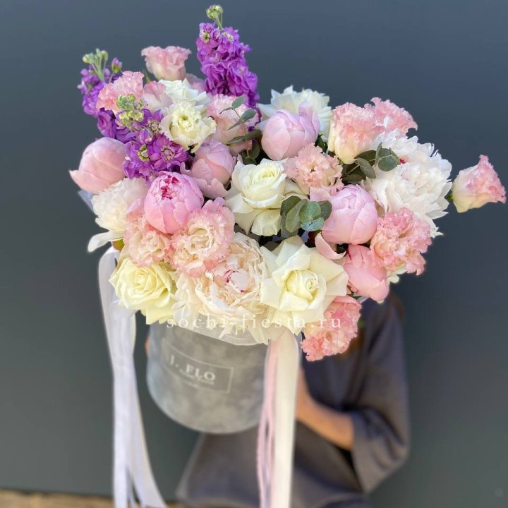 Дизайнерский цилиндр с пионами "Ривьера" в Хосте и Кудепсте