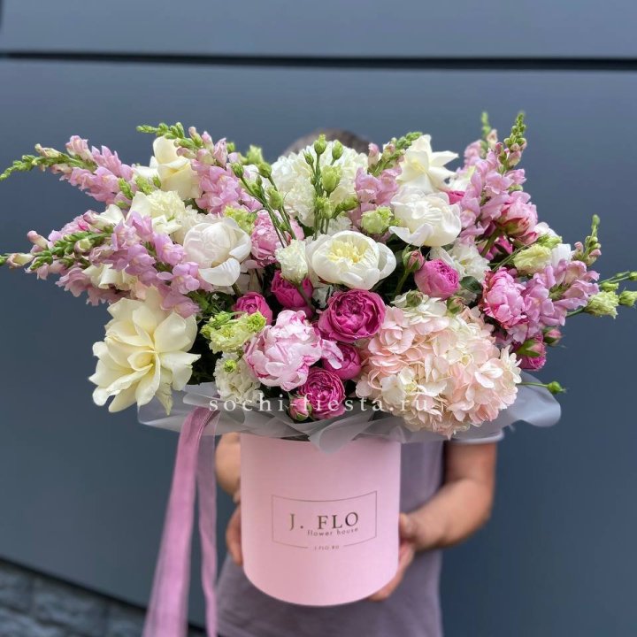 Дизайнерский цилиндр с пионами "Саманта" в Хосте и Кудепсте