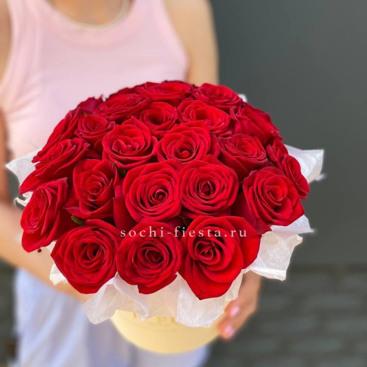 Красные розы в цилиндре в Хосте и Кудепсте