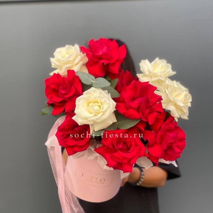 13 Французских роз в боксе в Хосте и Кудепсте