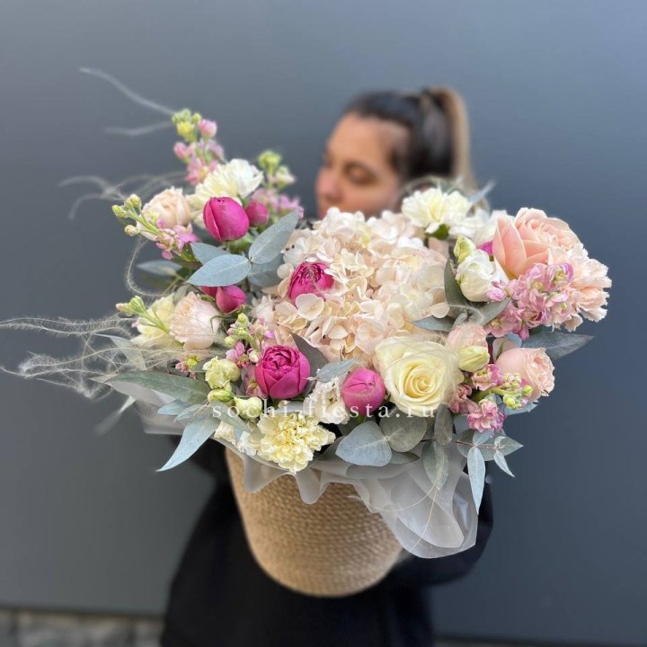 Цветочная композиция в джутовом боксе Alexandra в Хосте и Кудепсте