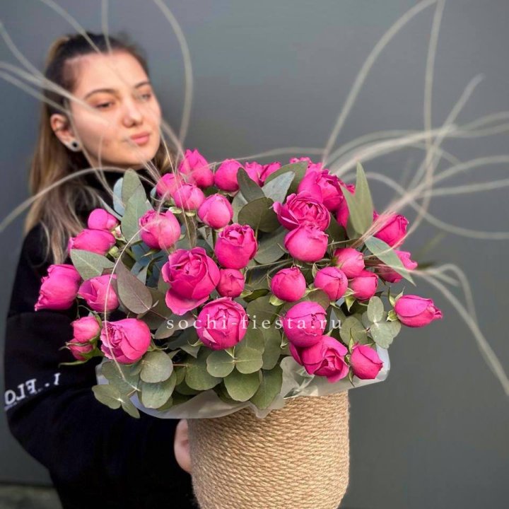 Пионовидные розы Мисти Бабблс в джутовом кашпо в Хосте и Кудепсте