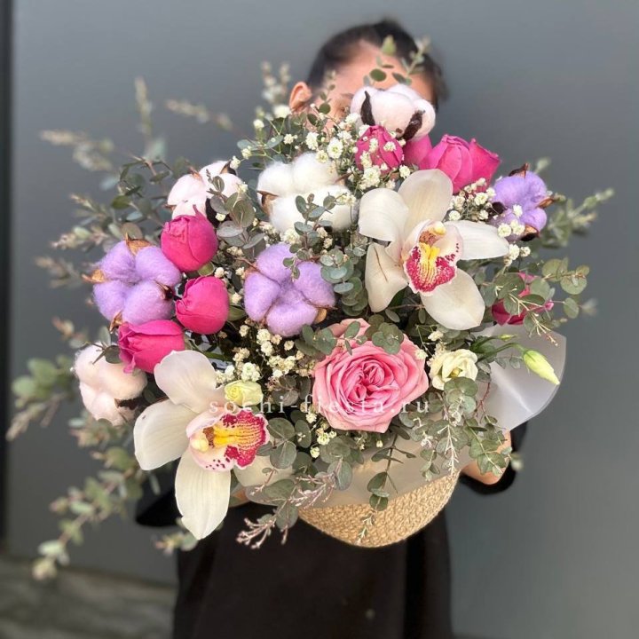 Орхидея и розы в джутовом кашпо в Хосте и Кудепсте