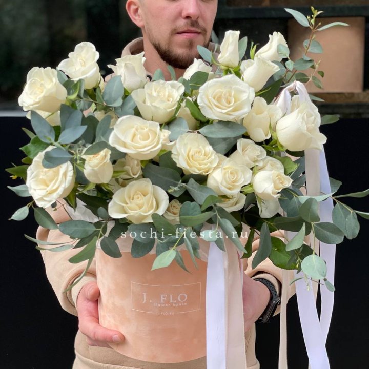 41 белая роз в бархатном боксе в Хосте и Кудепсте