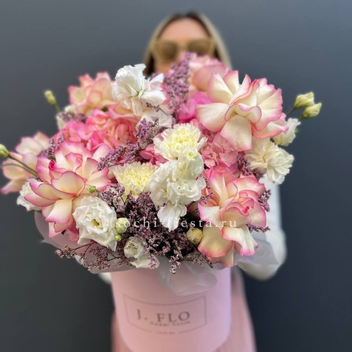 Цветочная композиция "Gloria" в боксе в Хосте и Кудепсте