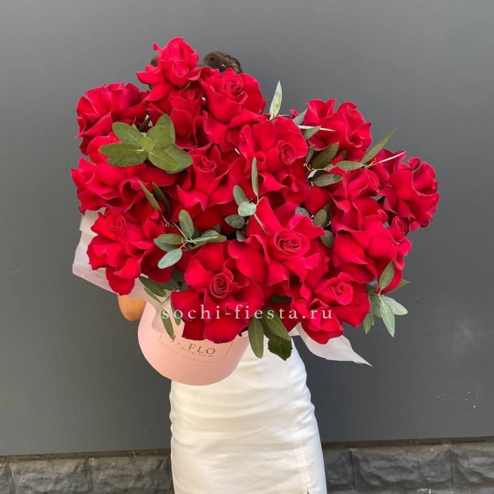 Композиция с красными французскими розами  в Хосте и Кудепсте
