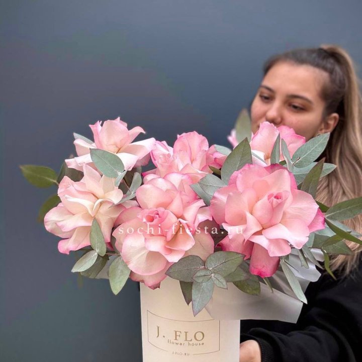 7 Французских роз в боксе в Хосте и Кудепсте