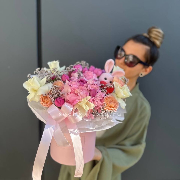 Дизайнерский цилиндр с игрушкой "Lolla" в Хосте и Кудепсте