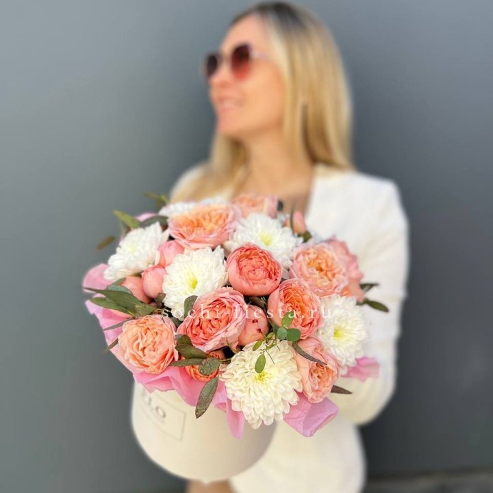 Нежная коробка с цветами в Хосте и Кудепсте