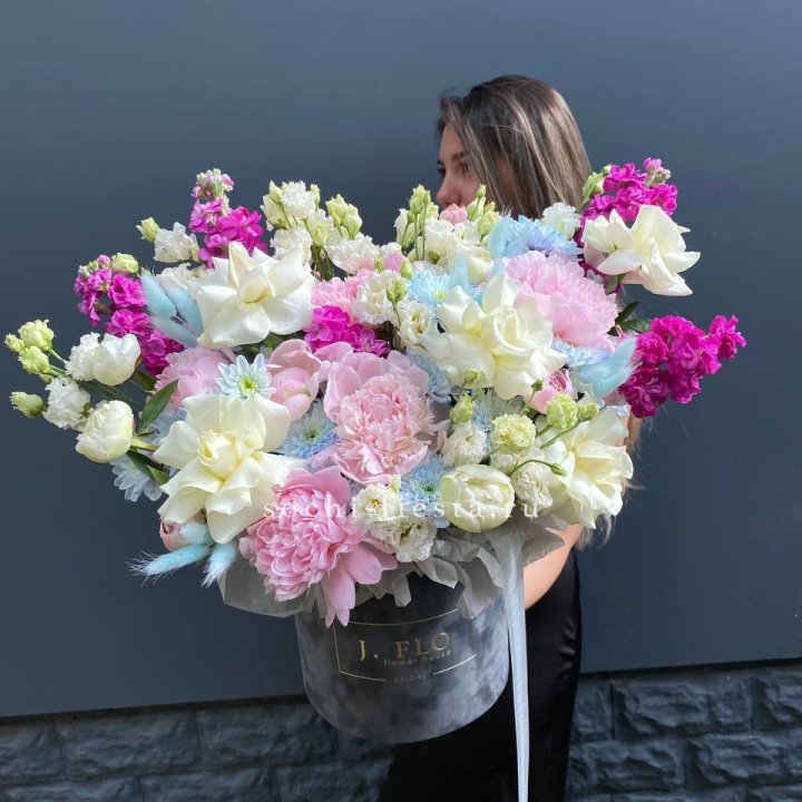 Дизайнерский цилиндр "Heart of the garden" в Хосте и Кудепсте