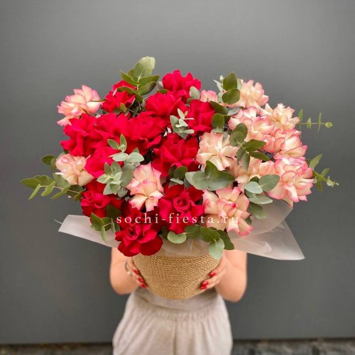 25 Французских роз в джутовом кашпо  в Хосте и Кудепсте