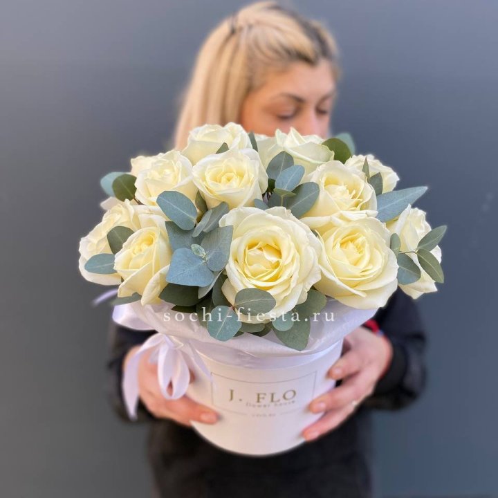 15 белых роз в боксе в Хосте и Кудепсте