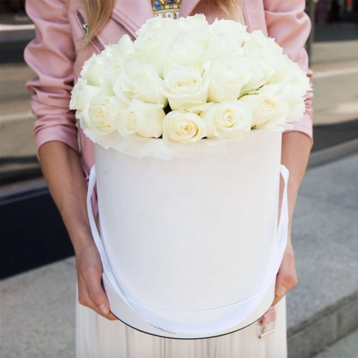 35 белых роз в цилиндре в Хосте и Кудепсте
