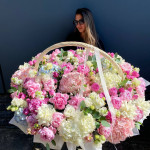 Заказать КОРЗИНЫ С ЦВЕТАМИ в Хосте и Кудепсте с доставкой и по самым низким ценам