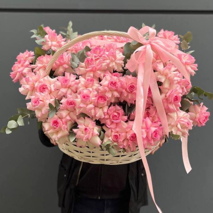51 розовая роза в корзине в Хосте и Кудепсте