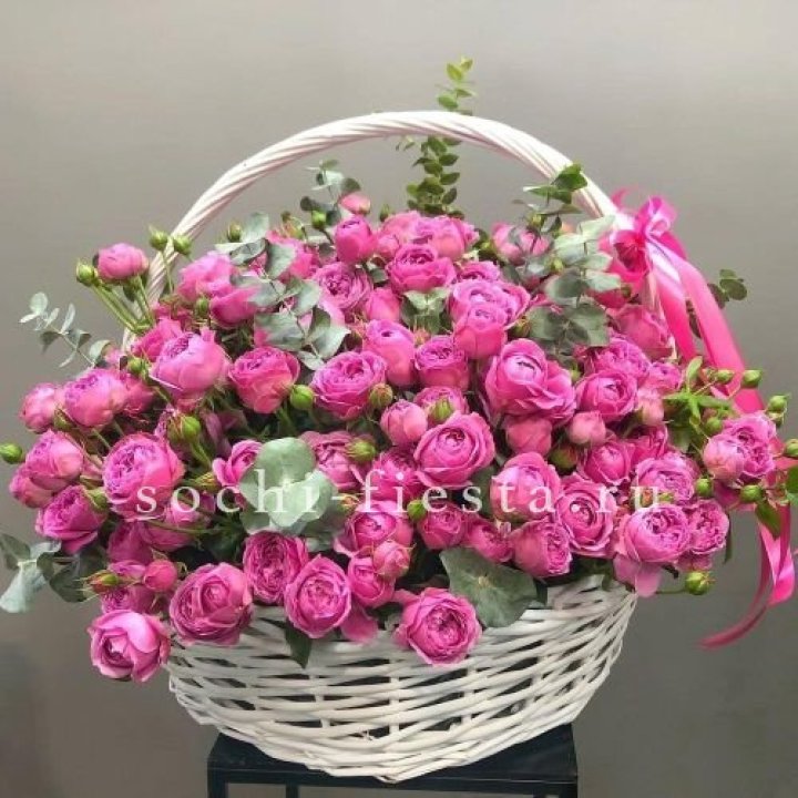 65 пионовидных кустовых роз в корзине в Хосте и Кудепсте