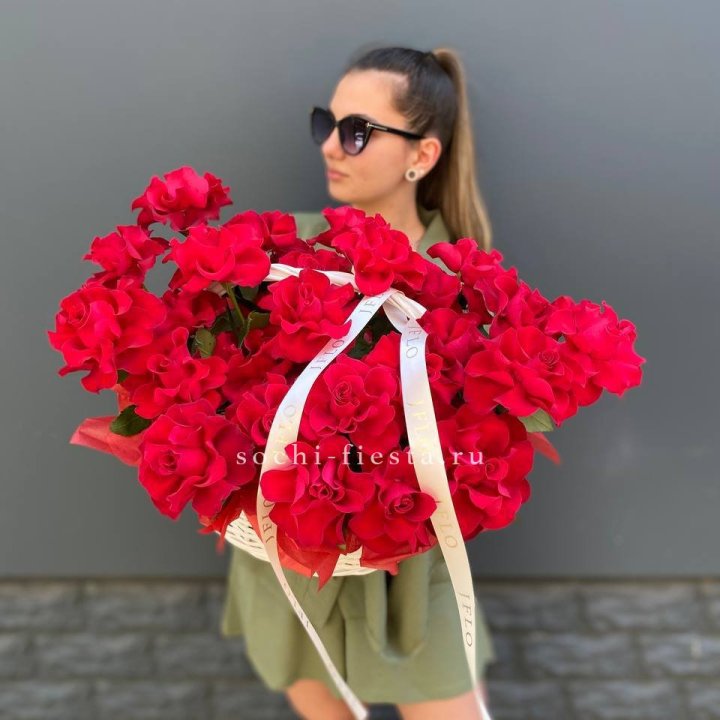 Красные французские розы в корзине в Хосте и Кудепсте