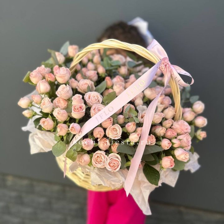 Корзина кустовых пионовидных роз в Хосте и Кудепсте